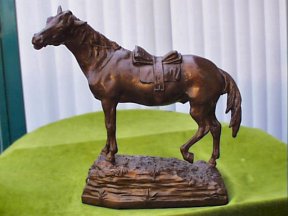 HORSE STATUE MADE OF METAL